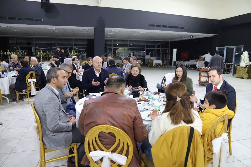 Kaymakamımız Eyüp Fırat öksüz ve yetim çocuklarımız ve depremzede misafirlerimiz ile iftar yemeğinde bir araya geldi.